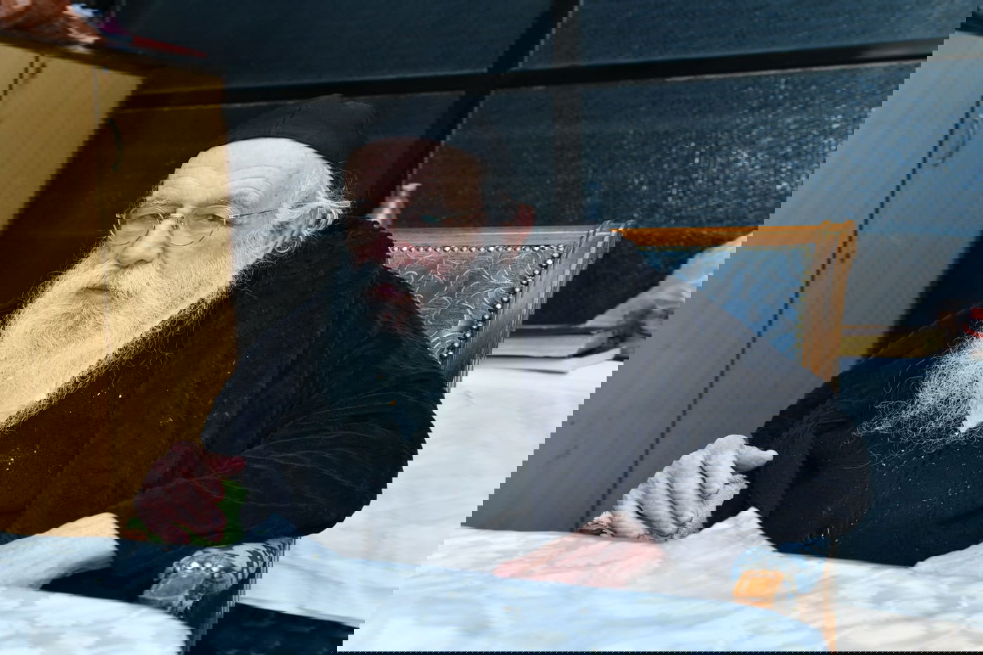 רגע נדיר: הגר"מ גריינמן שמח עם הנינה. צפו