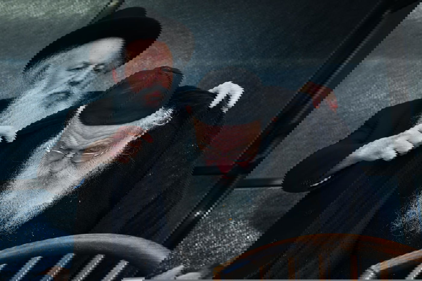 רגע נדיר: הגר"מ גריינמן שמח עם הנינה. צפו