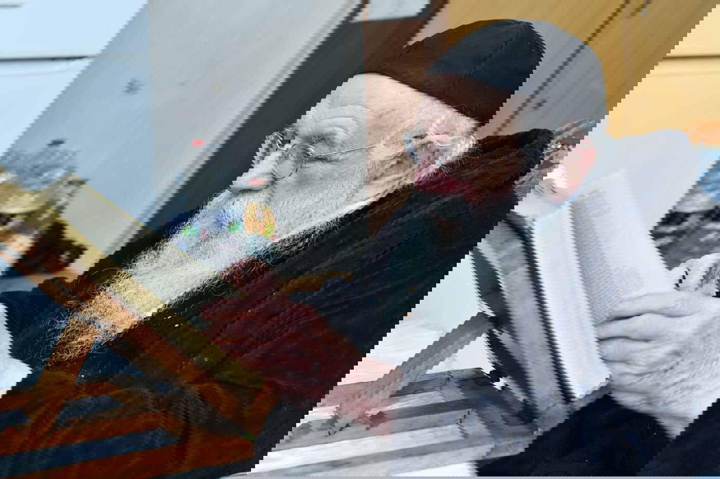 רגע נדיר: הגר"מ גריינמן שמח עם הנינה. צפו