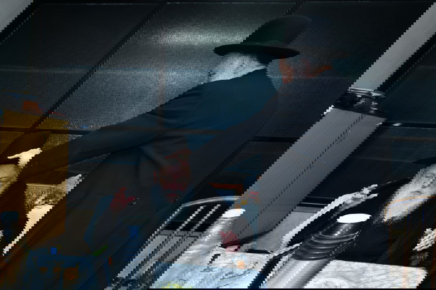 רגע נדיר: הגר"מ גריינמן שמח עם הנינה. צפו