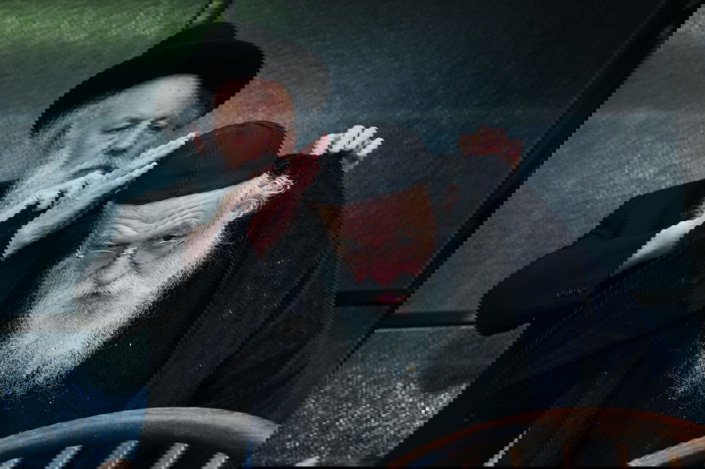 רגע נדיר: הגר"מ גריינמן שמח עם הנינה. צפו