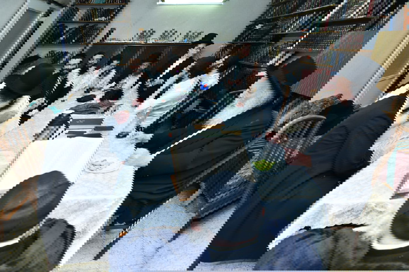 רגע נדיר: הגר"מ גריינמן שמח עם הנינה. צפו