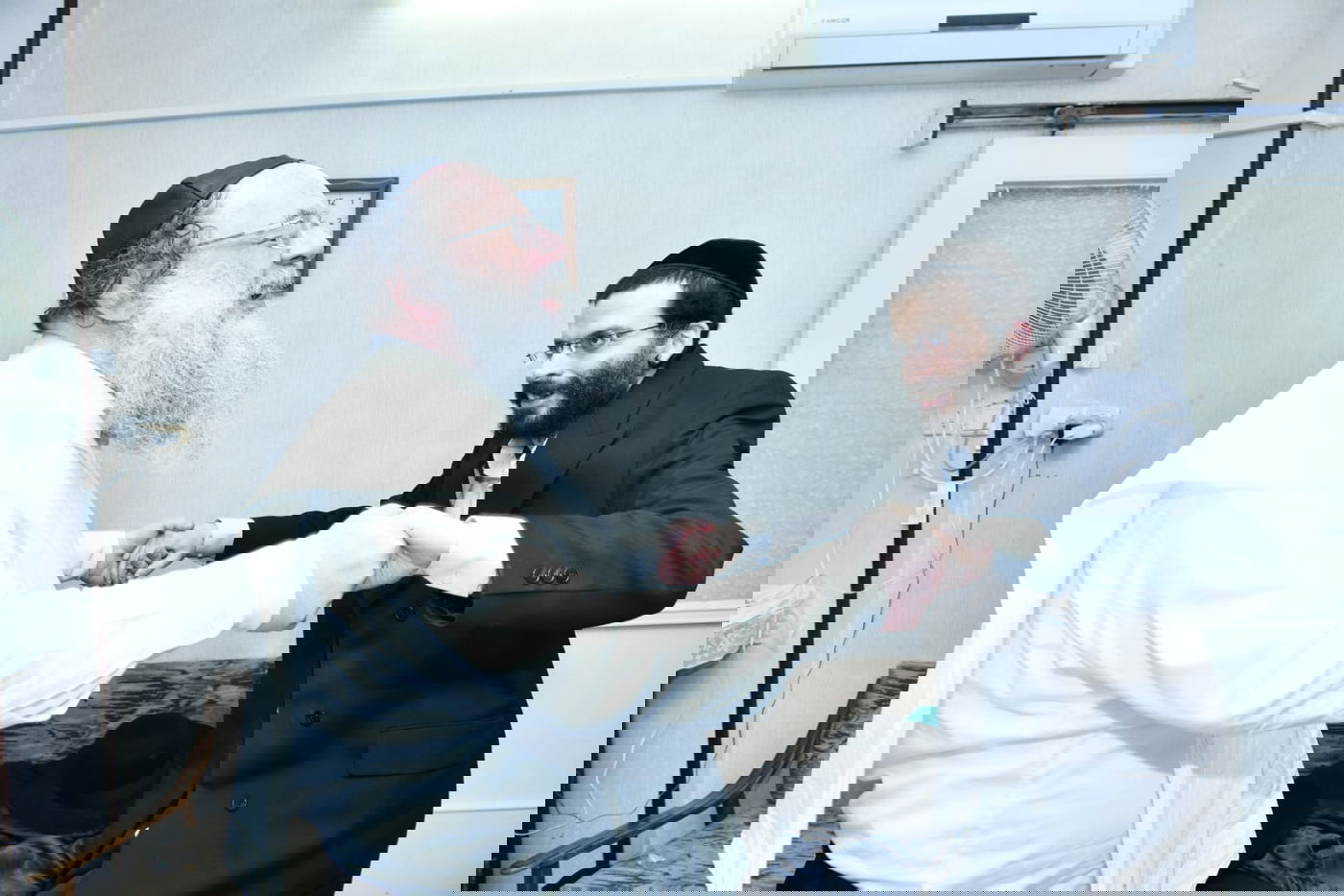 רגע נדיר: הגר"מ גריינמן שמח עם הנינה. צפו