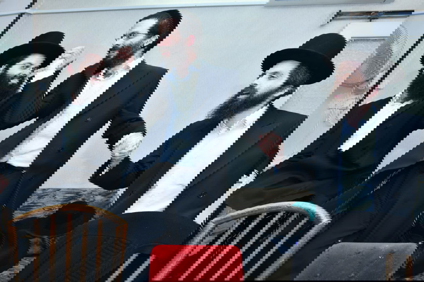 רגע נדיר: הגר"מ גריינמן שמח עם הנינה. צפו