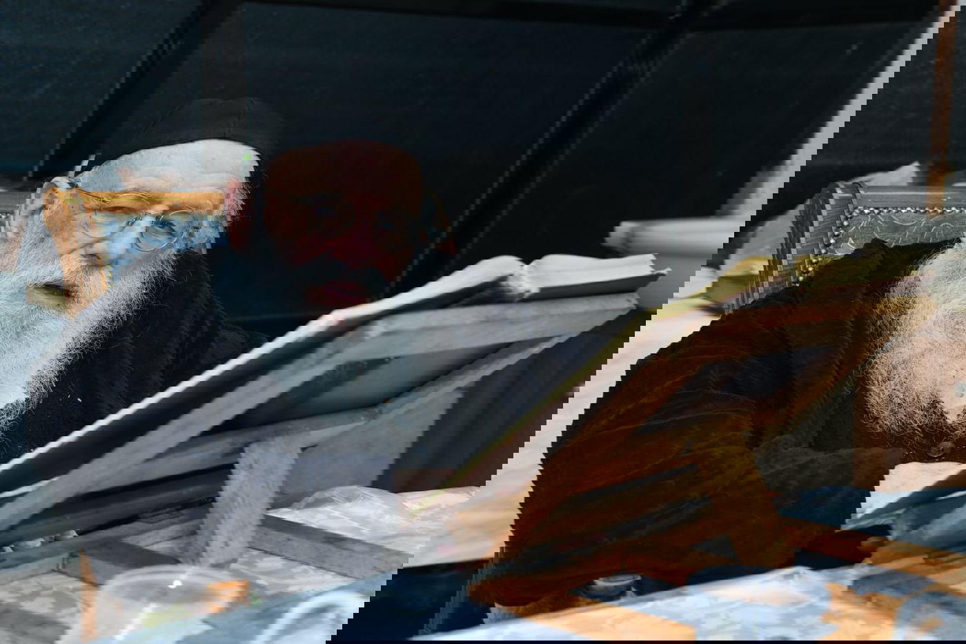 רגע נדיר: הגר"מ גריינמן שמח עם הנינה. צפו