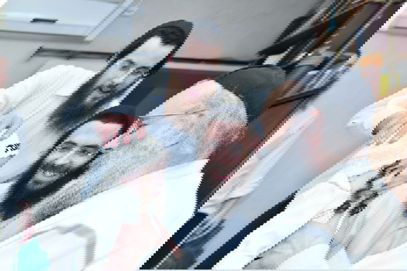 רגע נדיר: הגר"מ גריינמן שמח עם הנינה. צפו