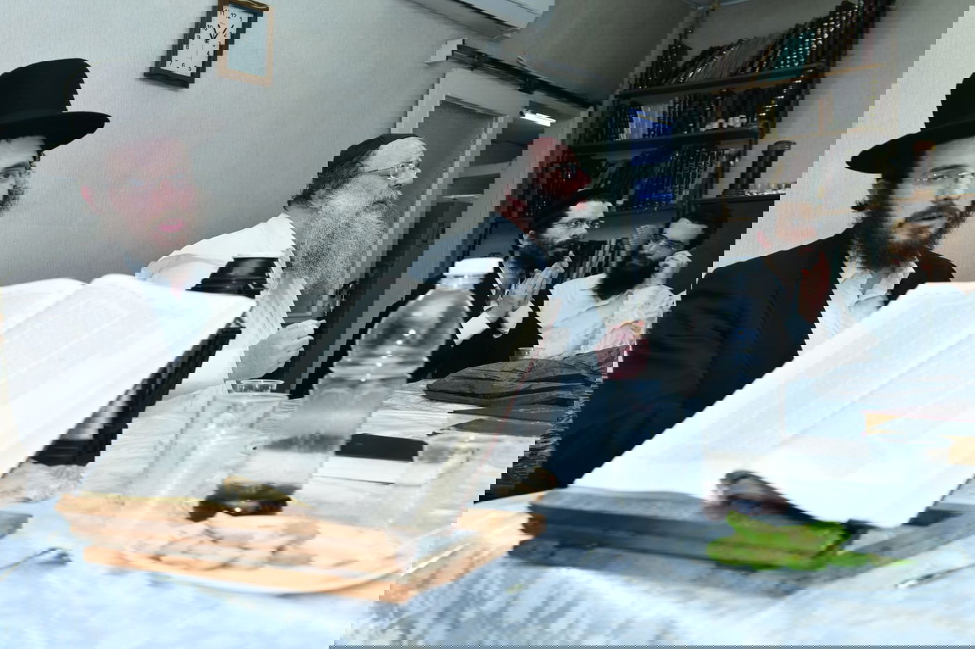 רגע נדיר: הגר"מ גריינמן שמח עם הנינה. צפו