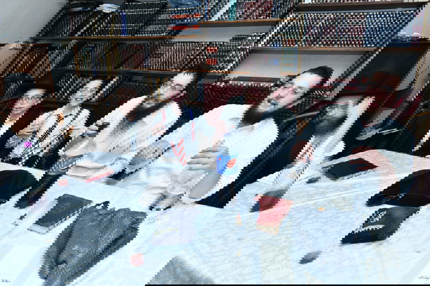 רגע נדיר: הגר"מ גריינמן שמח עם הנינה. צפו