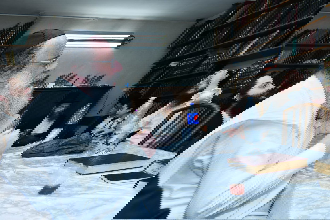 רגע נדיר: הגר"מ גריינמן שמח עם הנינה. צפו