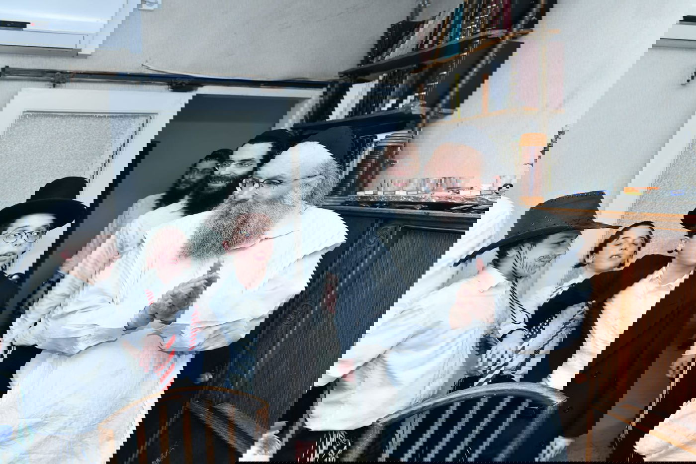 רגע נדיר: הגר"מ גריינמן שמח עם הנינה. צפו