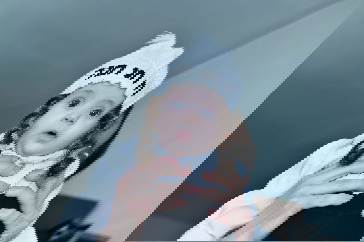 רגע נדיר: הגר"מ גריינמן שמח עם הנינה. צפו