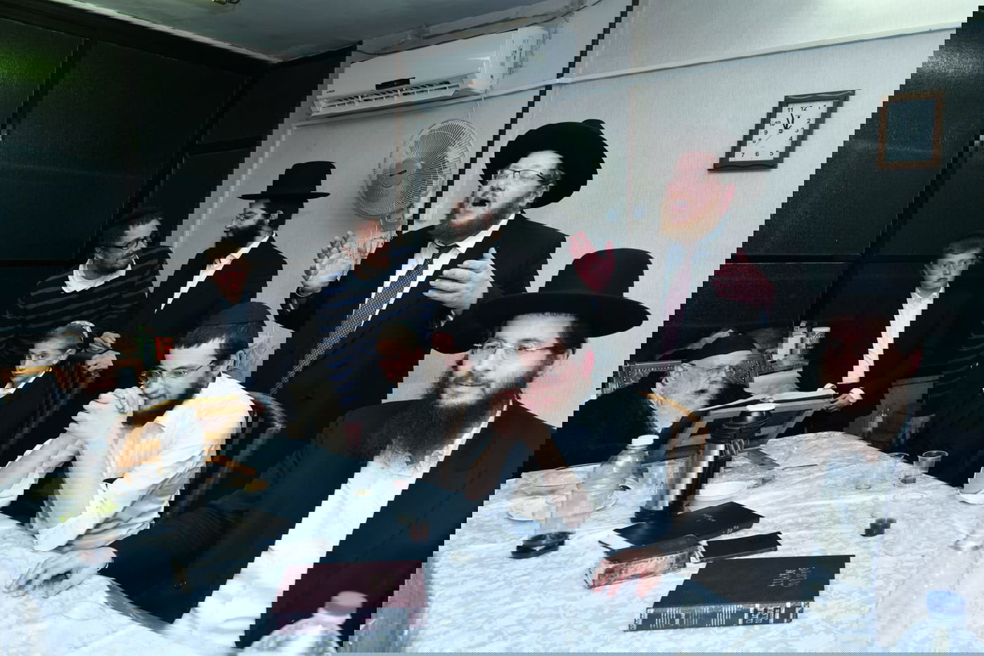 רגע נדיר: הגר"מ גריינמן שמח עם הנינה. צפו