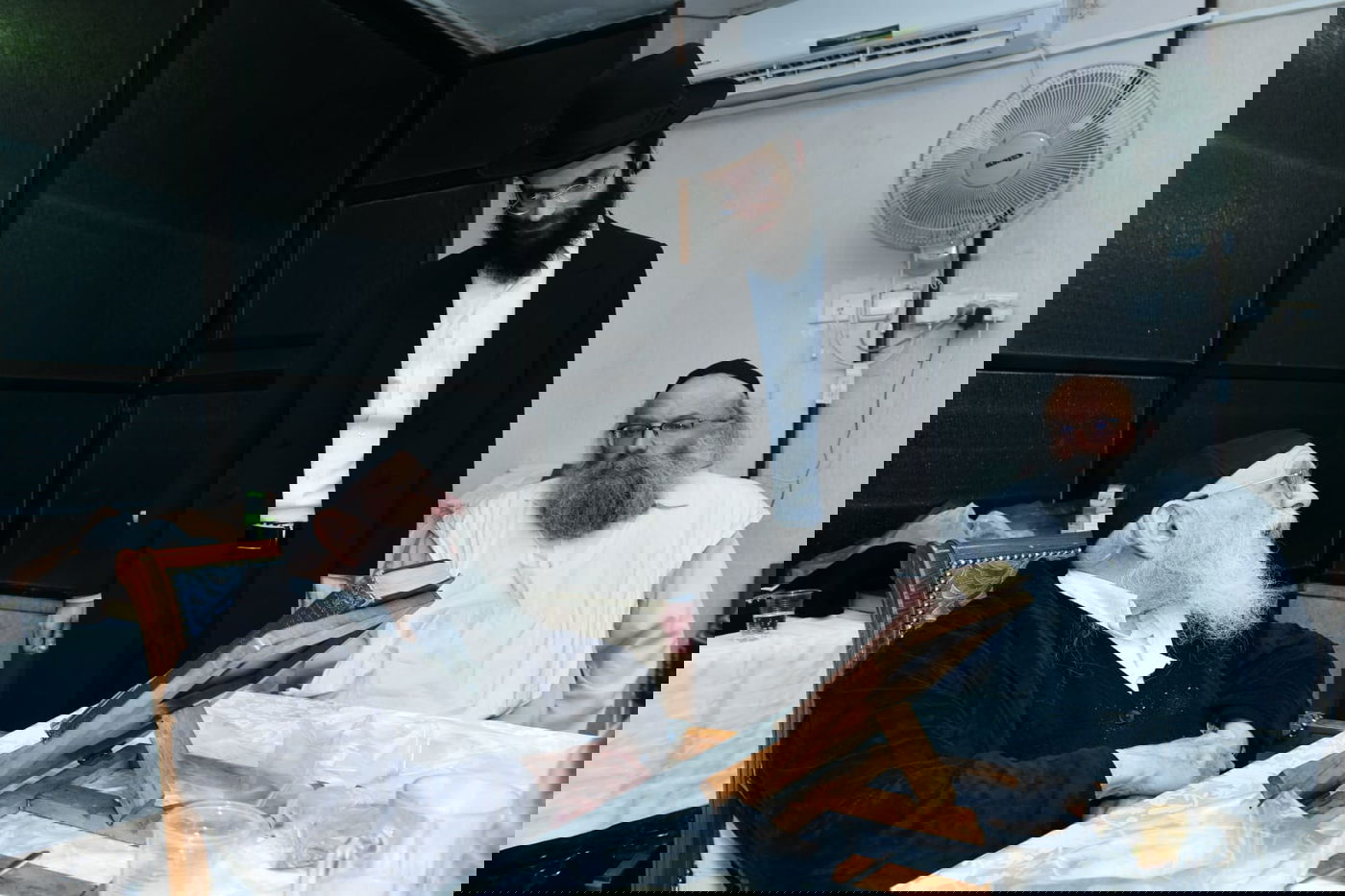 רגע נדיר: הגר"מ גריינמן שמח עם הנינה. צפו