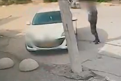 המצלמה תיעדה: חשוד גונב רכב ונמלט. צפו