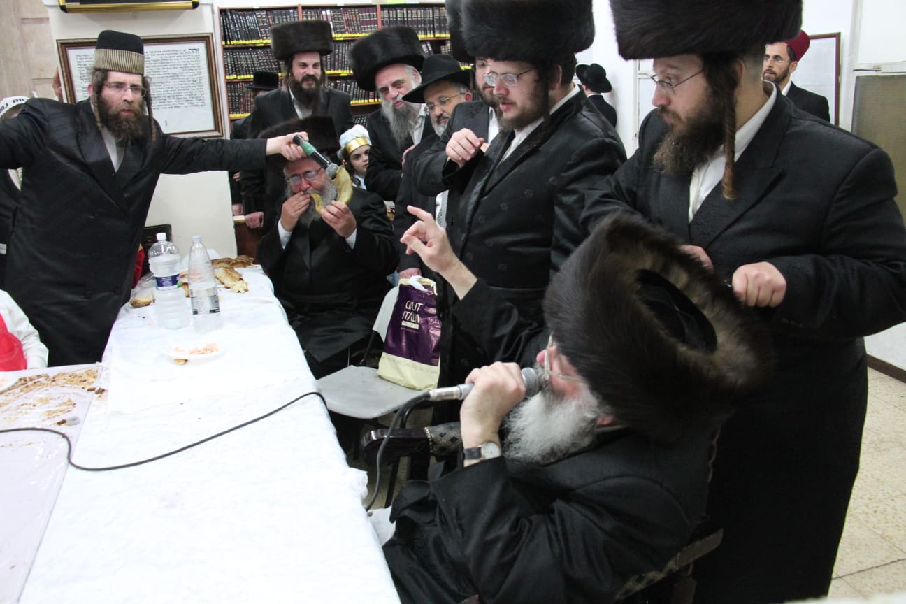 'טיש משתה היין' ושמחת פורים ב'חוג חתם סופר'