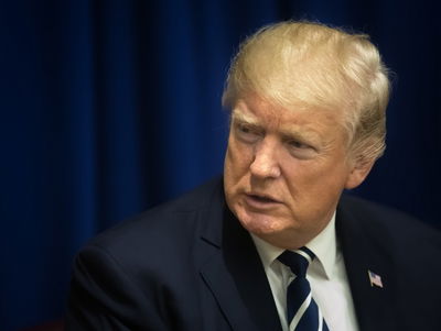 דרמטי: טראמפ השעה את הטיסות מאירופה למשך חודש