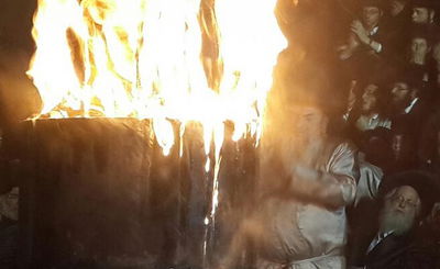 'הדלקה' בקבר הרשב"י. ארכיון