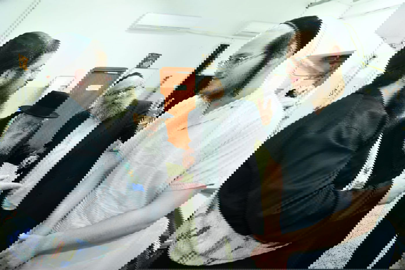 כך ה'חזונאישניקים' אופים מצות • תיעוד ענק