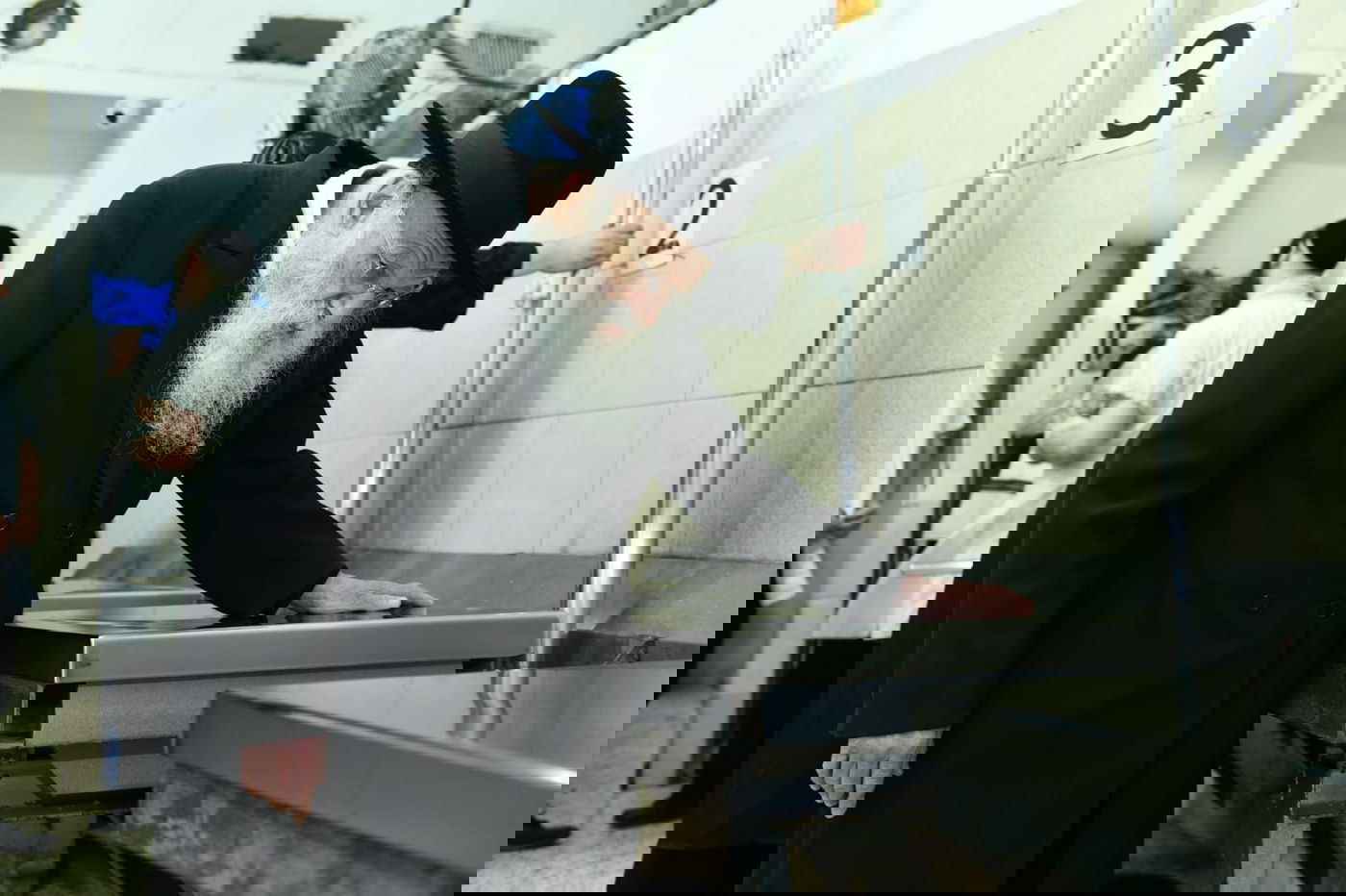 כך ה'חזונאישניקים' אופים מצות • תיעוד ענק