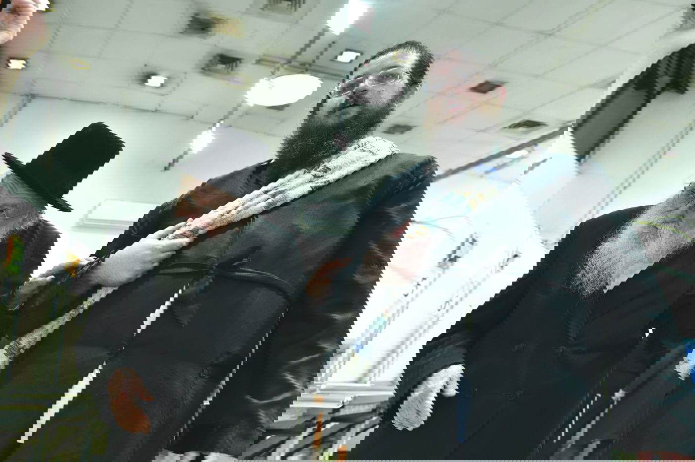 כך ה'חזונאישניקים' אופים מצות • תיעוד ענק