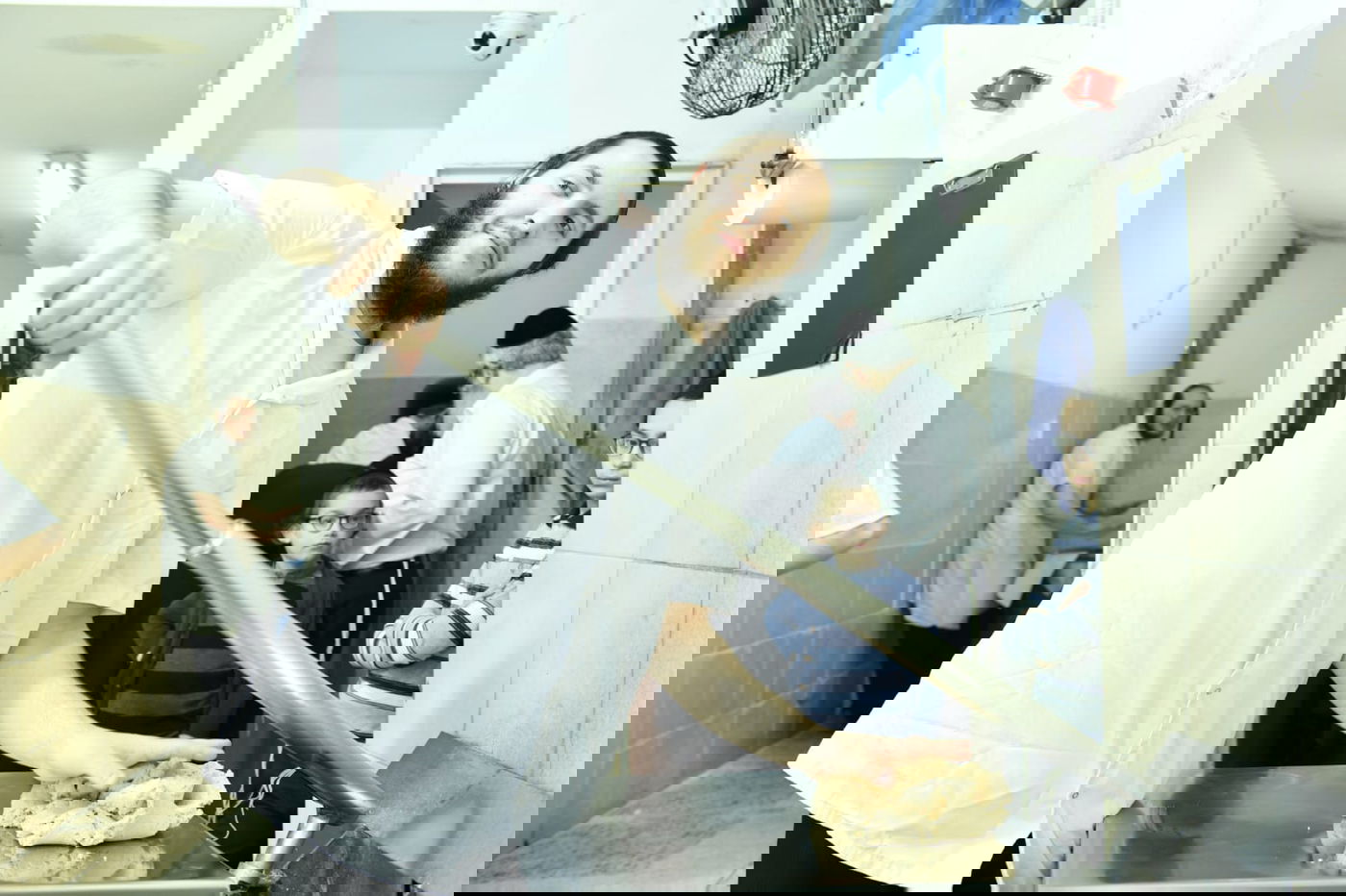 כך ה'חזונאישניקים' אופים מצות • תיעוד ענק