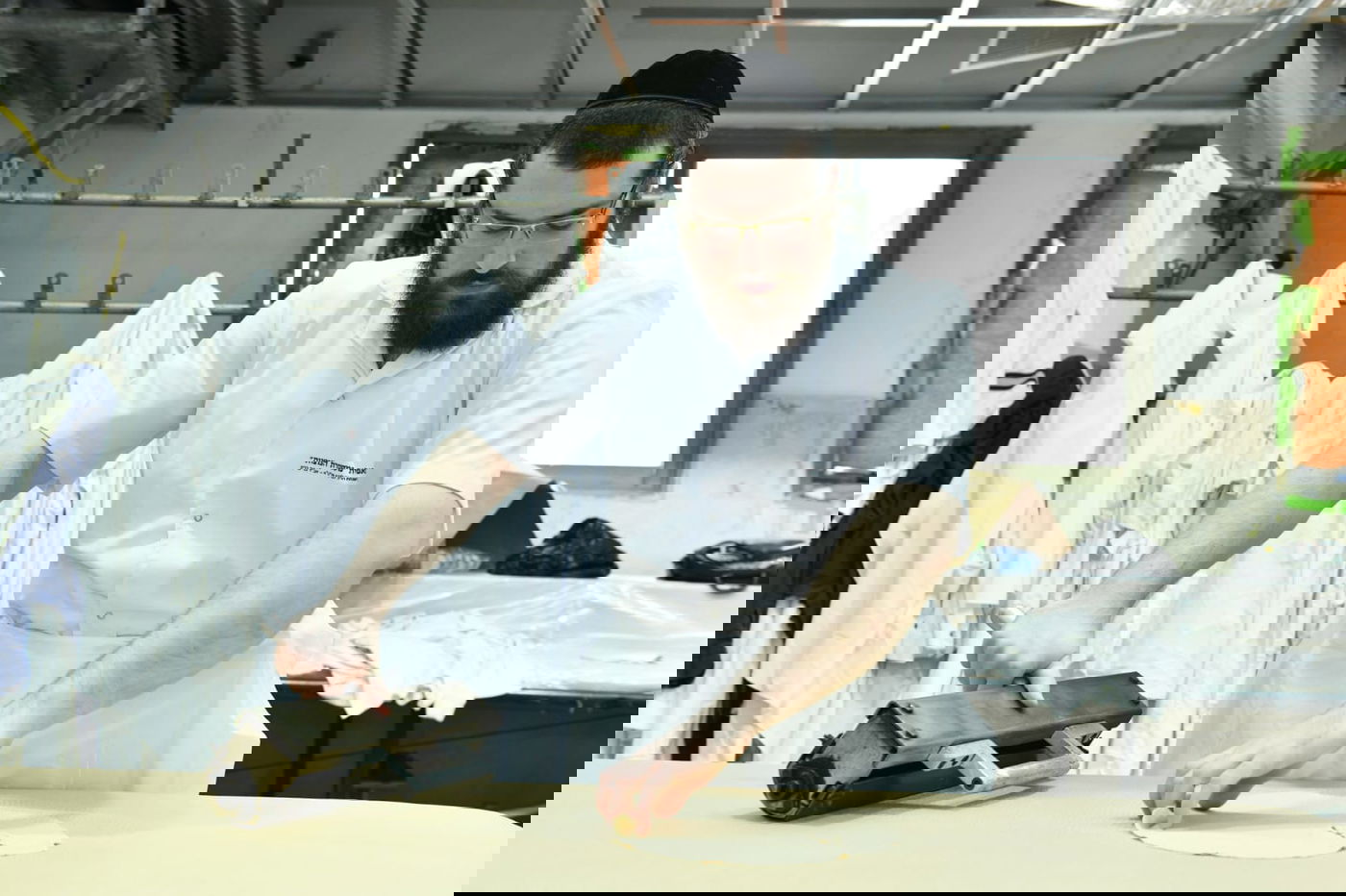 כך ה'חזונאישניקים' אופים מצות • תיעוד ענק