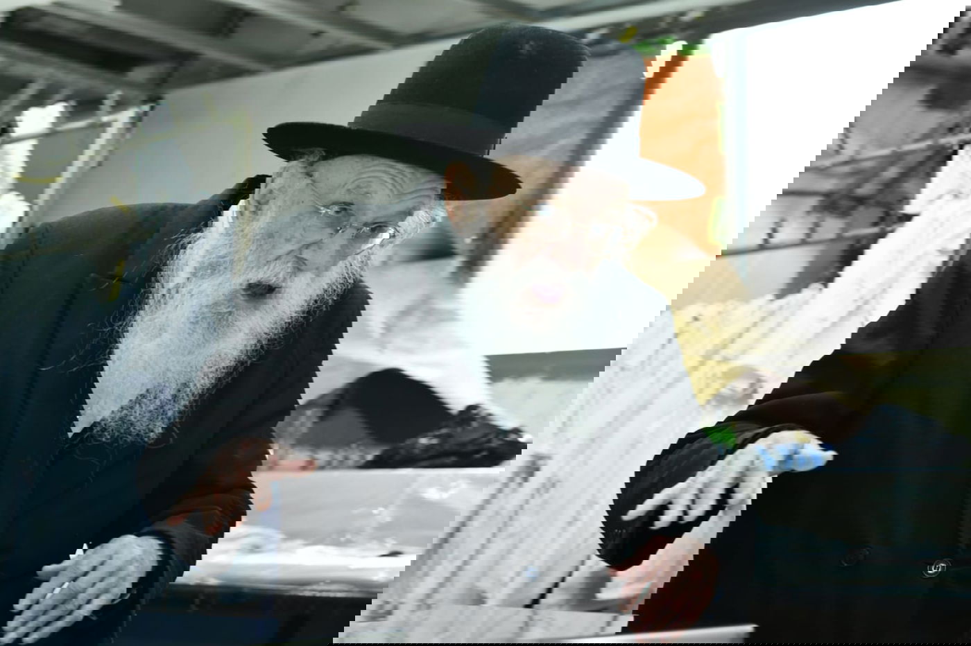 כך ה'חזונאישניקים' אופים מצות • תיעוד ענק