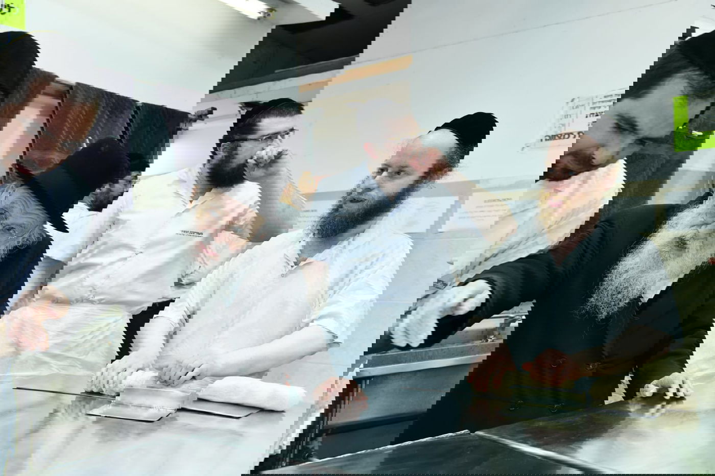 כך ה'חזונאישניקים' אופים מצות • תיעוד ענק