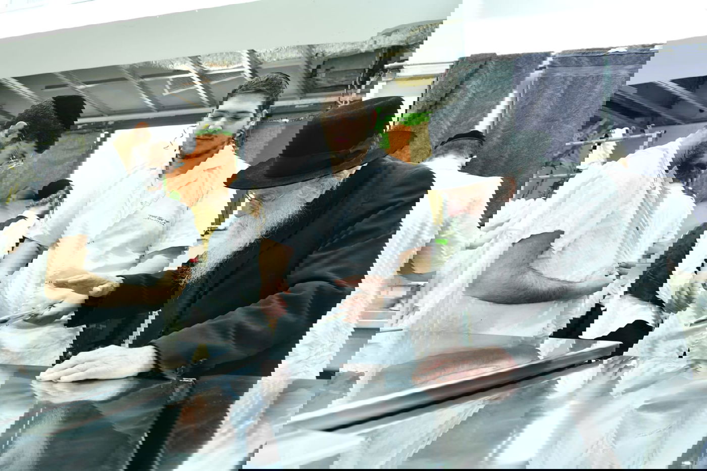 כך ה'חזונאישניקים' אופים מצות • תיעוד ענק