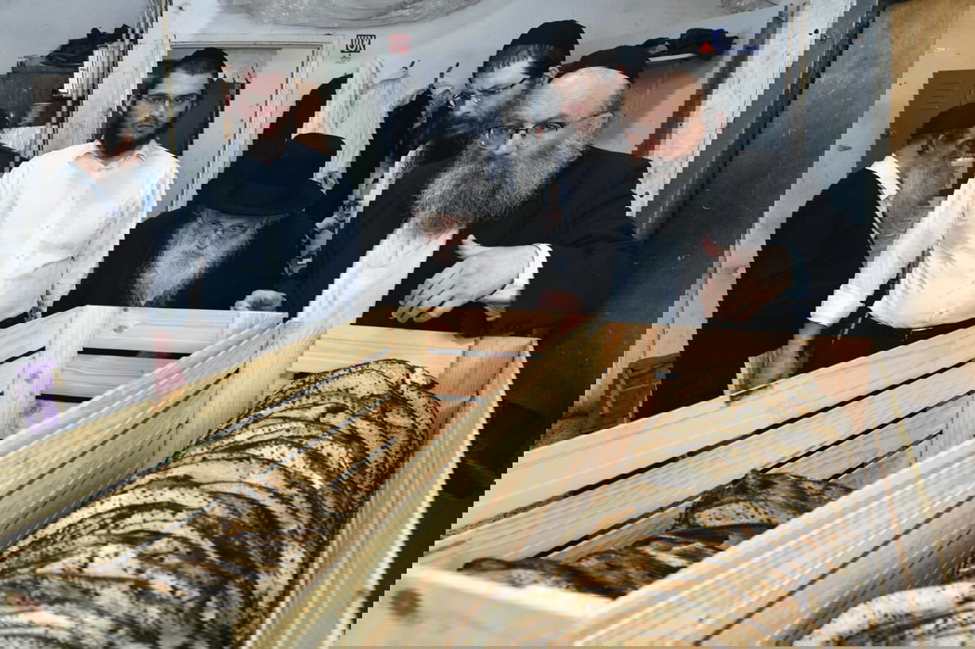 כך ה'חזונאישניקים' אופים מצות • תיעוד ענק