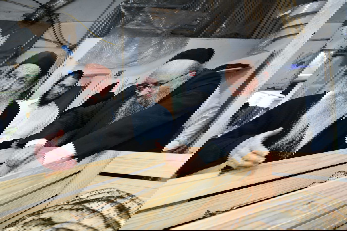 כך ה'חזונאישניקים' אופים מצות • תיעוד ענק