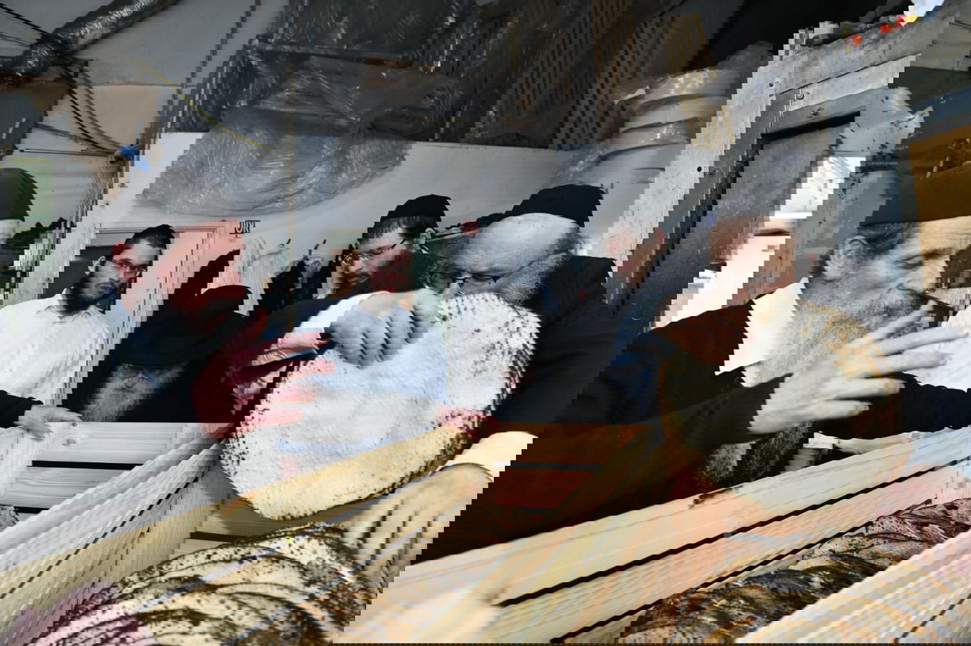 כך ה'חזונאישניקים' אופים מצות • תיעוד ענק