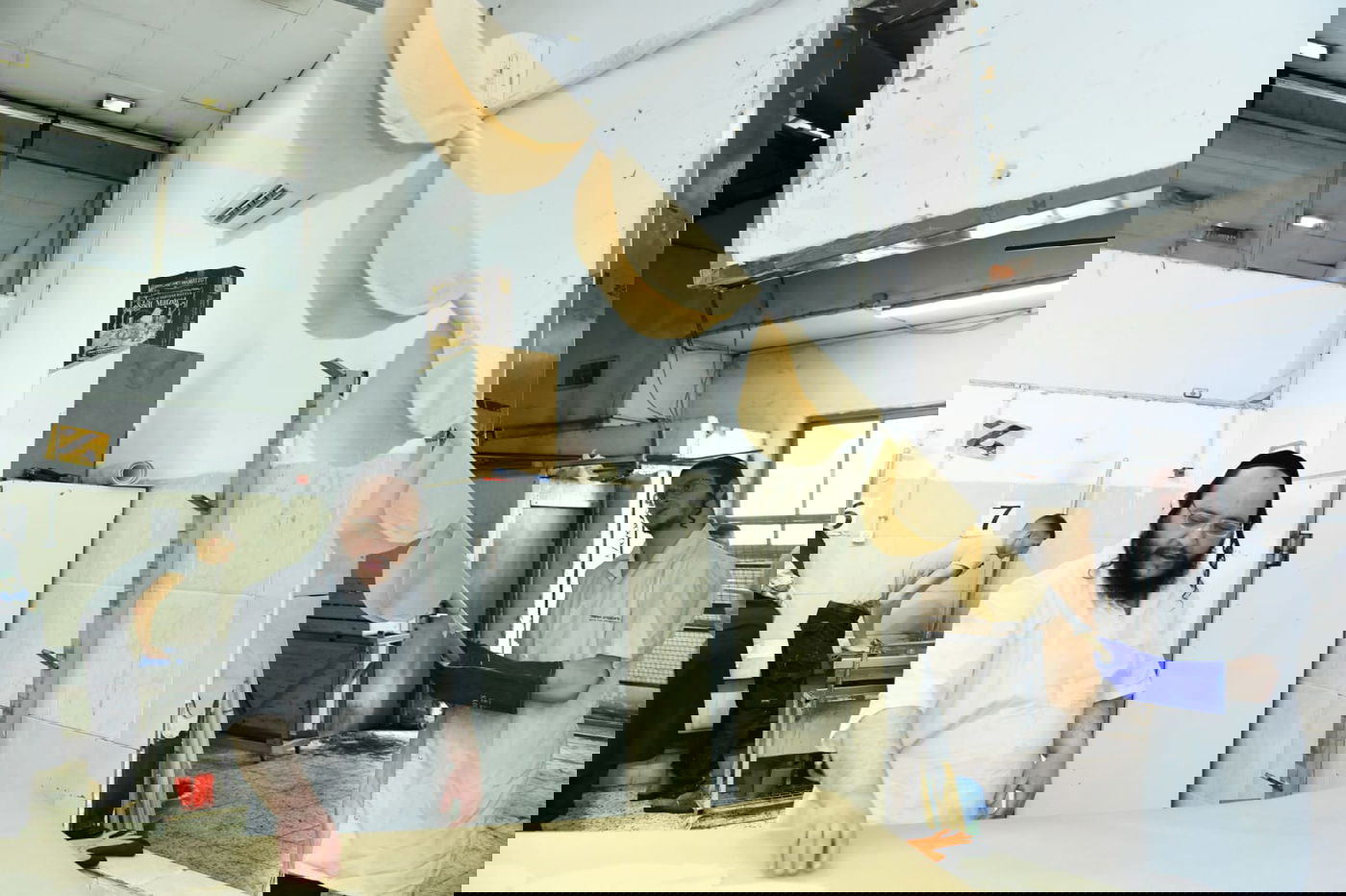 כך ה'חזונאישניקים' אופים מצות • תיעוד ענק