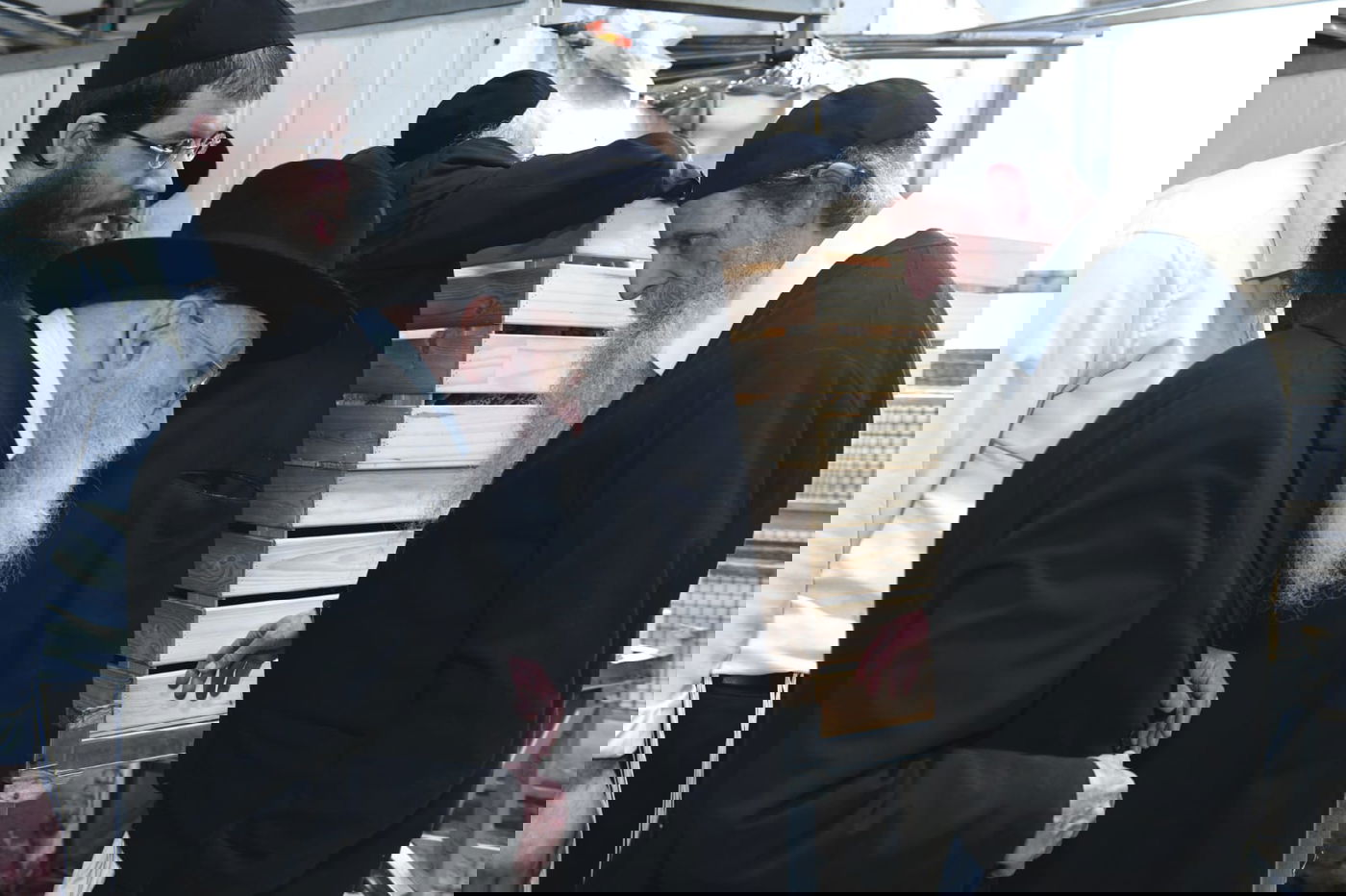 כך ה'חזונאישניקים' אופים מצות • תיעוד ענק