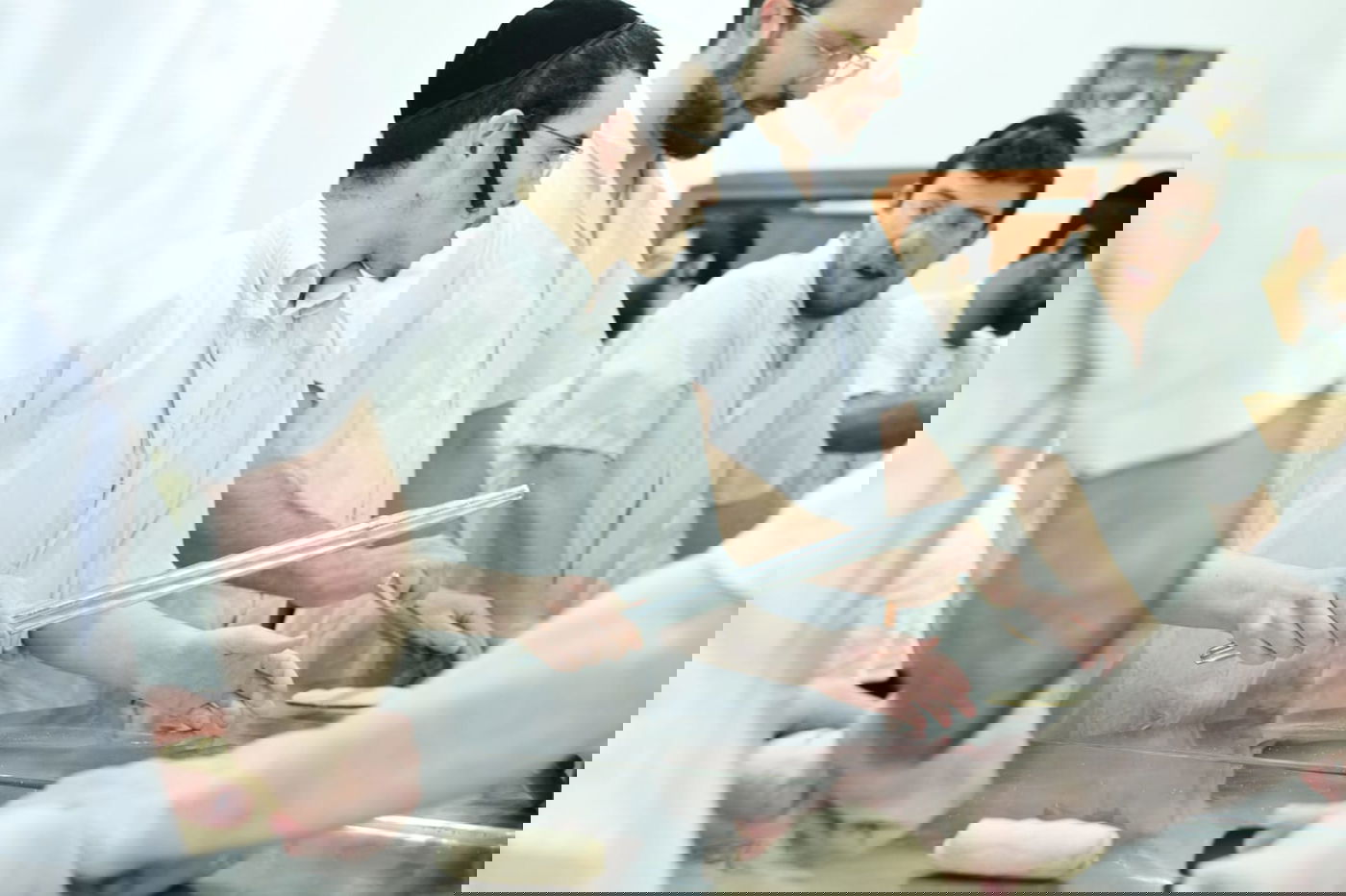 כך ה'חזונאישניקים' אופים מצות • תיעוד ענק