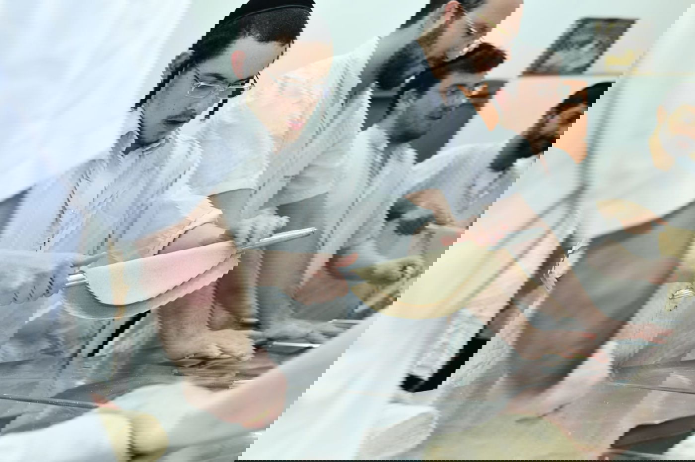 כך ה'חזונאישניקים' אופים מצות • תיעוד ענק