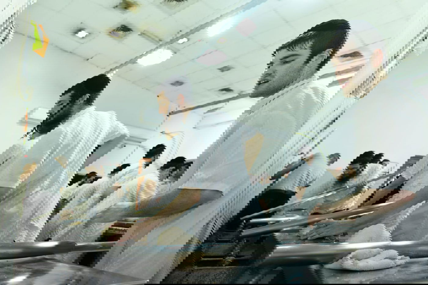 כך ה'חזונאישניקים' אופים מצות • תיעוד ענק