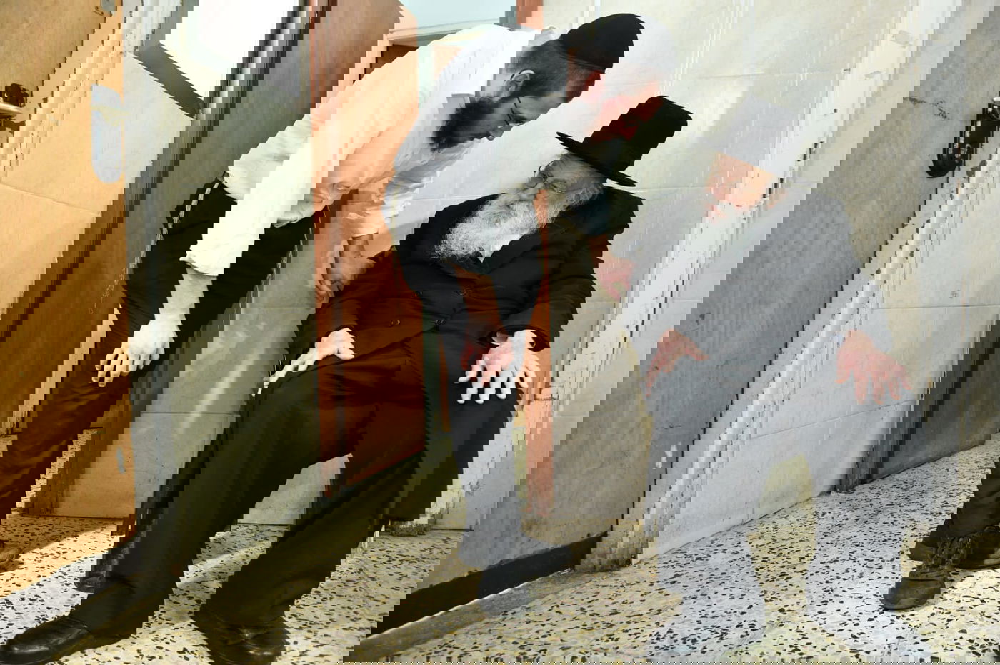 כך ה'חזונאישניקים' אופים מצות • תיעוד ענק