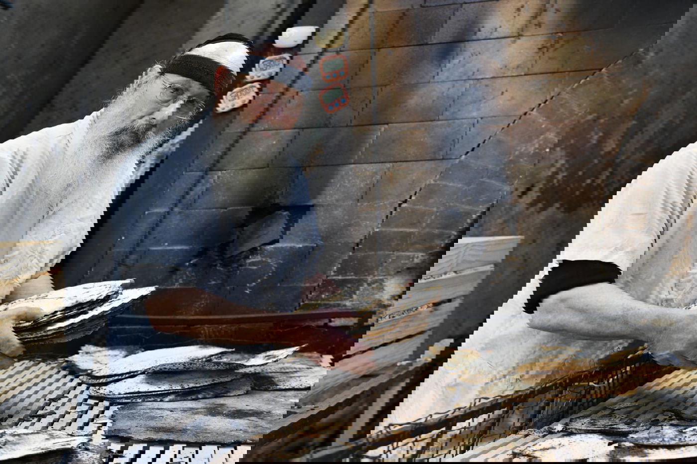 כך ה'חזונאישניקים' אופים מצות • תיעוד ענק