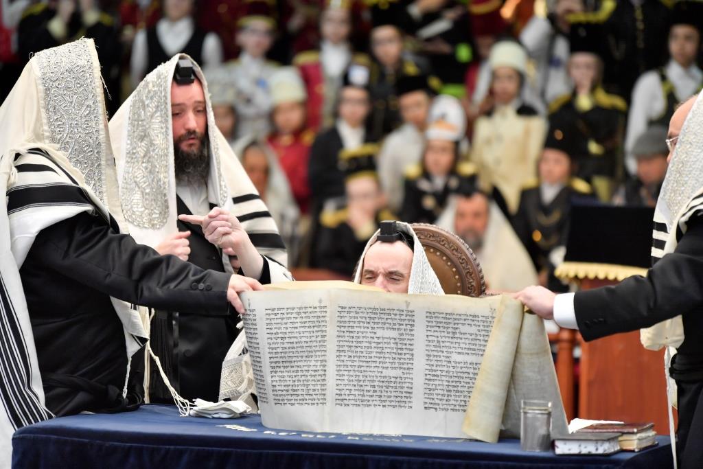 כך ציינו את חג הפורים בחצר הקודש ויז'ניץ