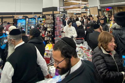 החרדים מסתערים על מדפי המרכולים • צפו