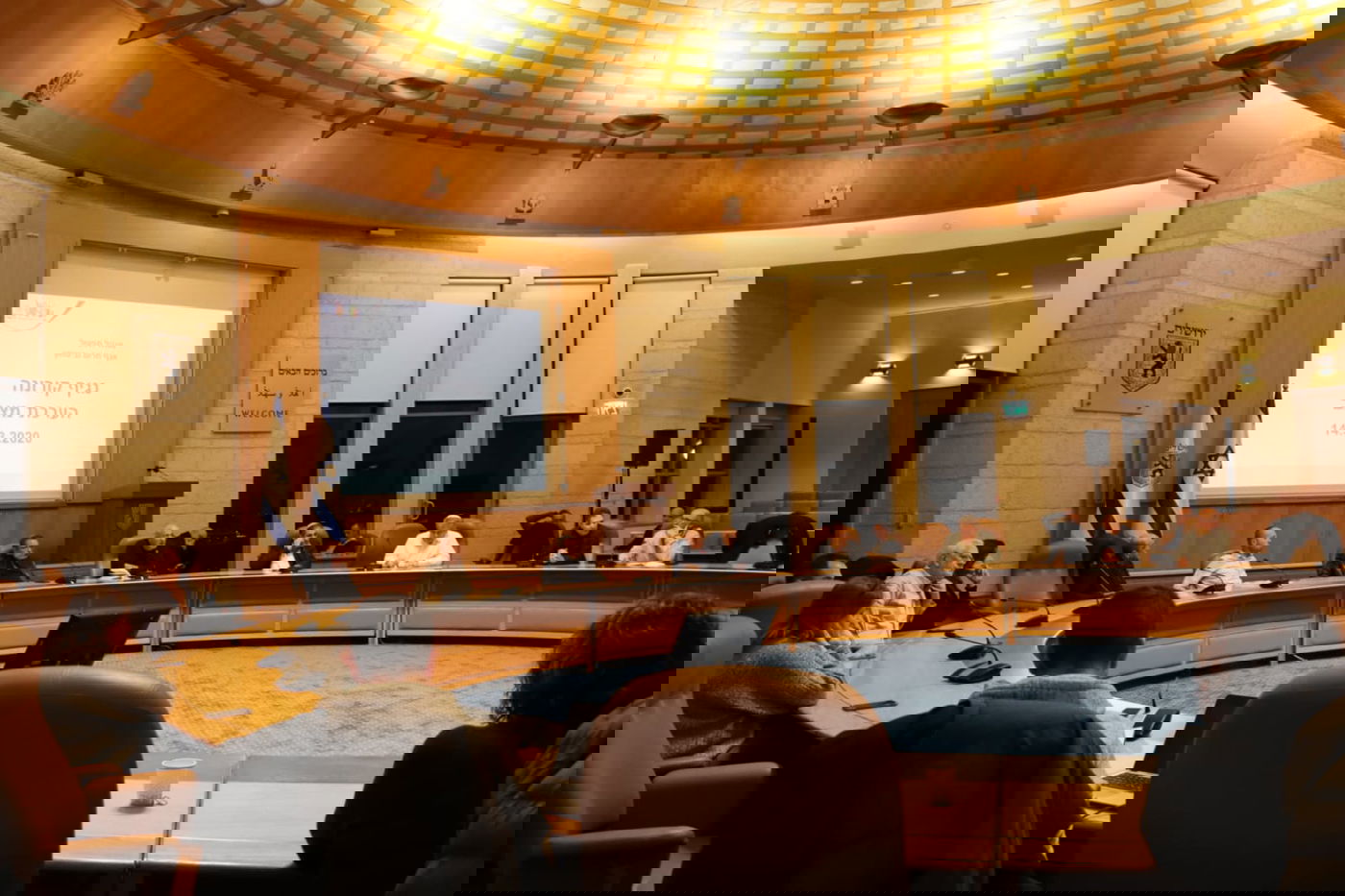 הישיבה, הערב