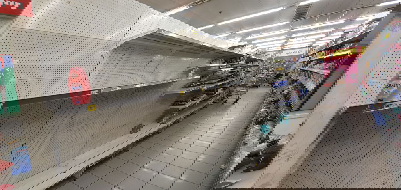 מדפים ריקים בסניף 'יש' ברמת אשכול, הערב