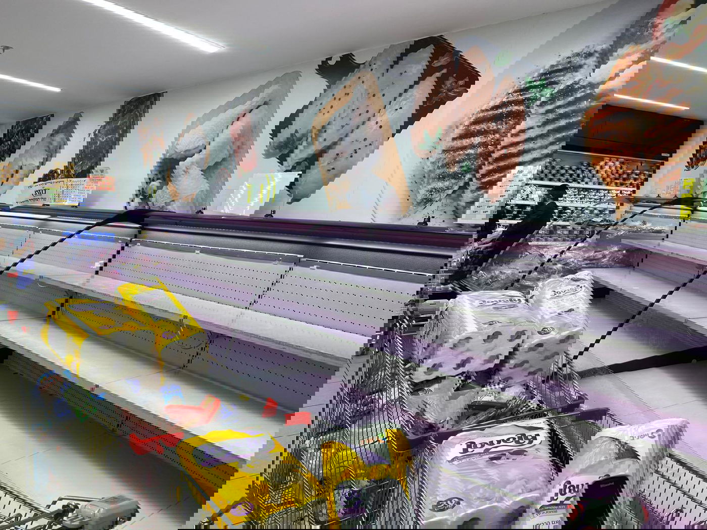 החרדים מסתערים על מדפי המרכולים • צפו