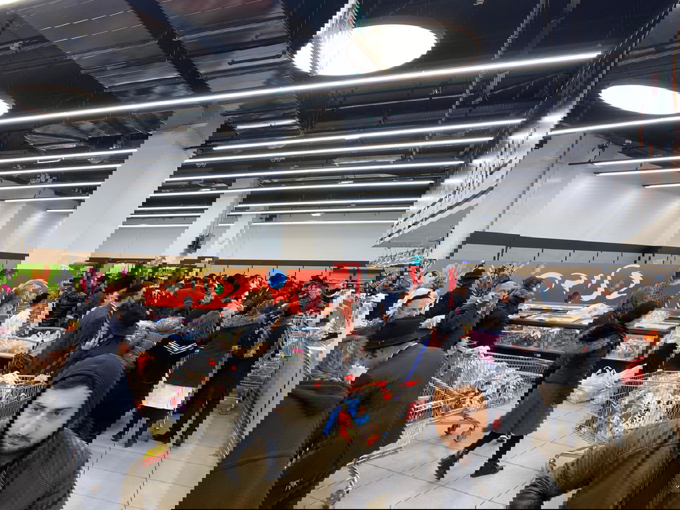 החרדים מסתערים על מדפי המרכולים • צפו