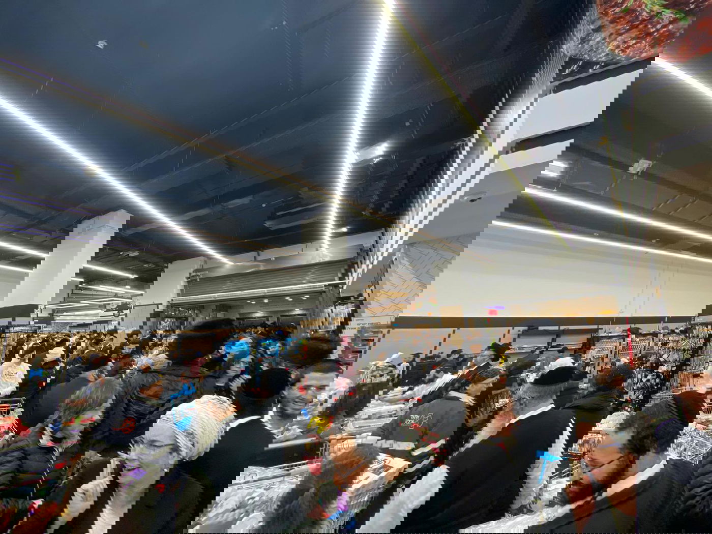 החרדים מסתערים על מדפי המרכולים • צפו