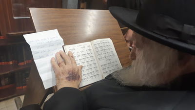 שר התורה נושא תפילה נגד הקורונה