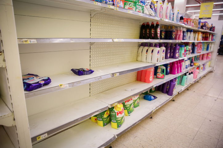 מדפים ריקים בחנויות