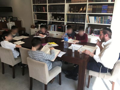 המחנך במהלך לימוד עם התלמידים