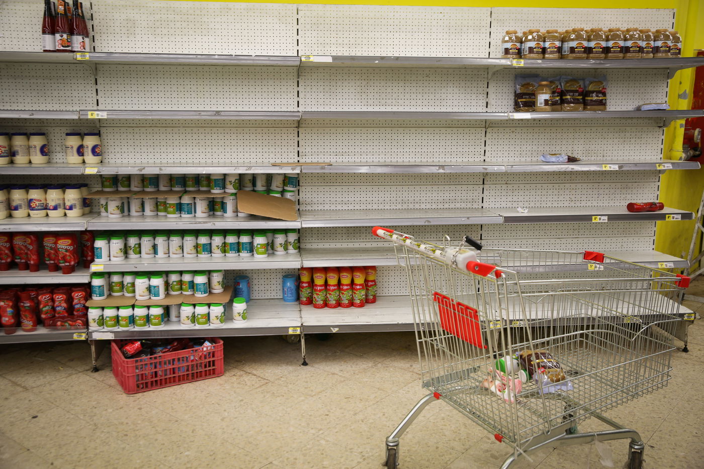 מדפים ריקים בצפת